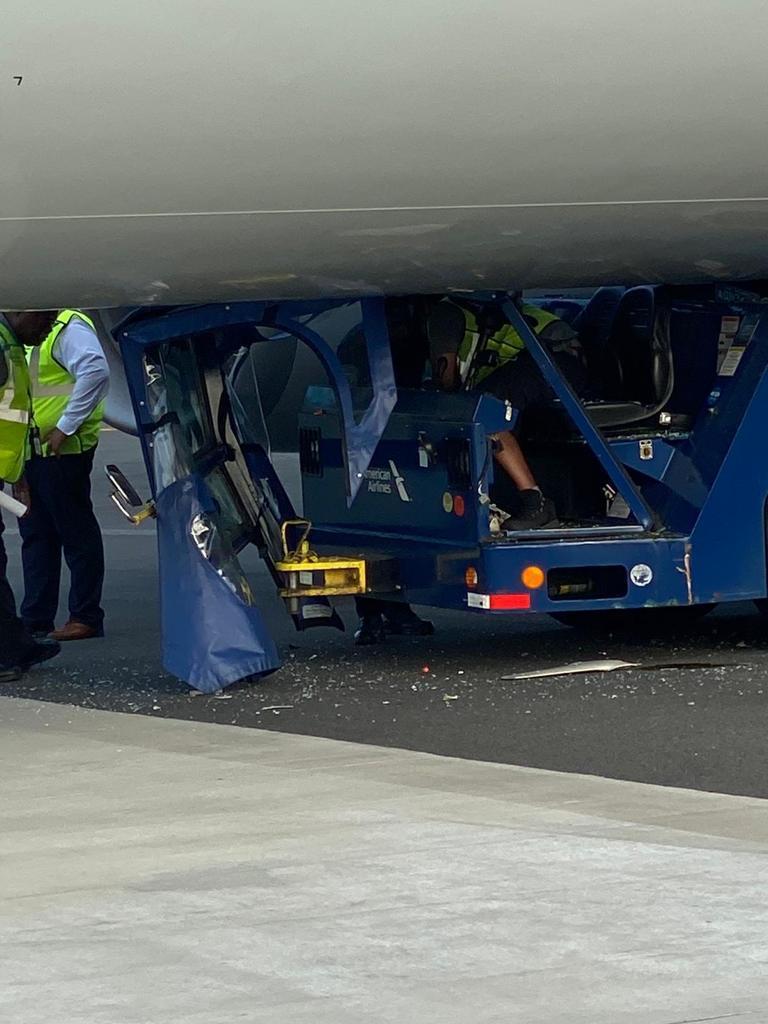 igautambiswas's tweet photo. American Airlines, Boeing 737-800 (N949NN) experienced some damage during towing, the towbar detached from the tug at LaGuardia Airport in NewYork. The tug driver removed safely. 
#aviation
#aviationnews
#AvGeek
#Avgeeks https://t.co/BHyvIIh3St