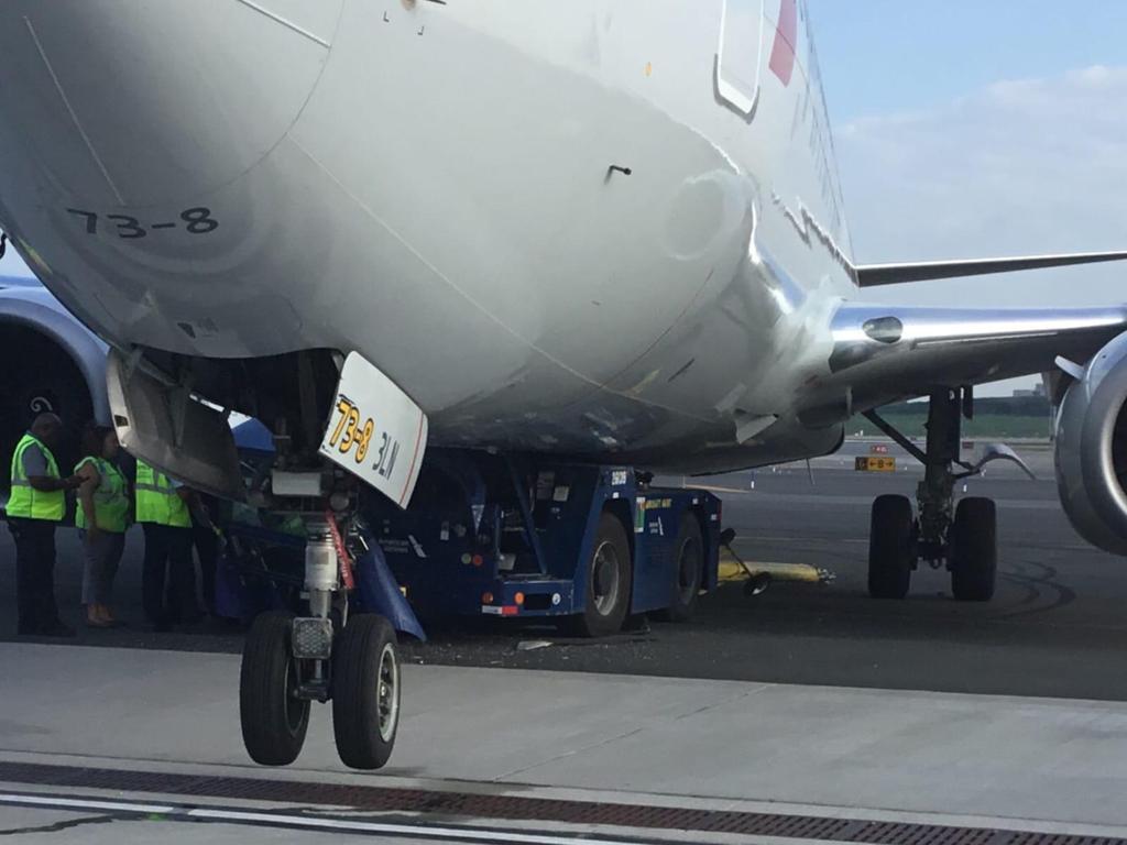 igautambiswas's tweet photo. American Airlines, Boeing 737-800 (N949NN) experienced some damage during towing, the towbar detached from the tug at LaGuardia Airport in NewYork. The tug driver removed safely. 
#aviation
#aviationnews
#AvGeek
#Avgeeks https://t.co/BHyvIIh3St