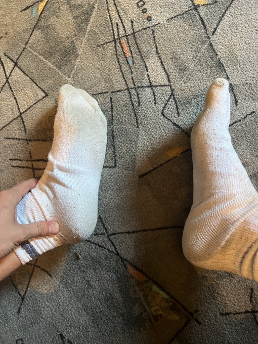 1 pic. Somebody interested about my dirty , sweaty white socks ? ? https://t.co/FAuA9KPu2N
