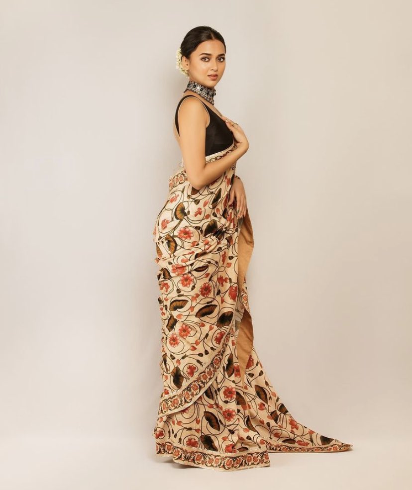 findrumel's tweet photo. #TejasswiPrakash gorgeous photos !!✨❤️‍🔥

#TejaTroops #TejRan #Tejasswians #Pratha #Naagin6 #Tejasswi #Youthistaan https://t.co/obBkMV2bjx