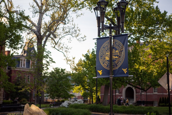 University Relations/Communications at <a href="/WestVirginiaU/">WVU Mountaineers · Let's Go!</a> has an opening for a news and information manager.

The person in this hybrid position oversees news tracking &amp; analytics while also writing &amp; supporting communicators across campus.

More info: wvu.taleo.net/careersection/…