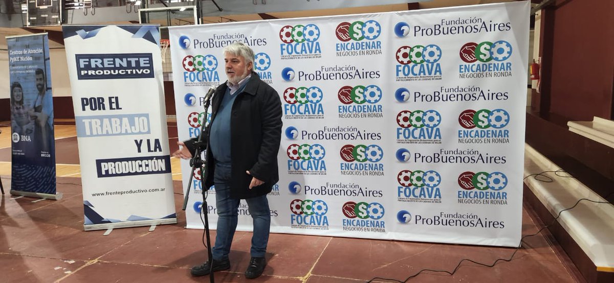 FrenteProdLanus's tweet photo. Un éxito la Ronda Negocios que organizamos con @Encadenar1  Más de 120 inscriptos, más de 500 reuniones de negocios 
Gracias @AySA_Oficial y @BancoNacion por participar recibiendo proveedores pymes. Gracias @RussoNicolasOk por gestión del Club Lanús, marco perfecto para el evento https://t.co/GYiXgDAEhf