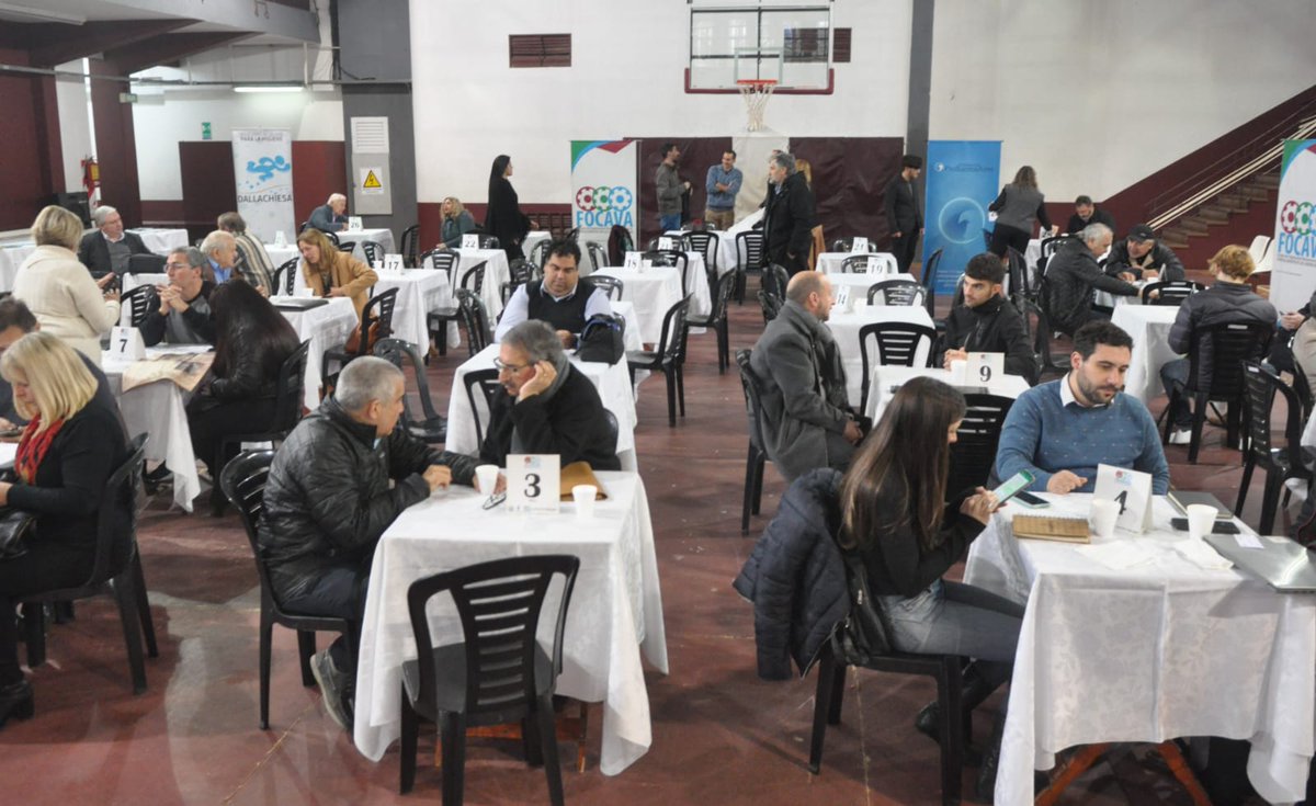 FrenteProdLanus's tweet photo. Un éxito la Ronda Negocios que organizamos con @Encadenar1  Más de 120 inscriptos, más de 500 reuniones de negocios 
Gracias @AySA_Oficial y @BancoNacion por participar recibiendo proveedores pymes. Gracias @RussoNicolasOk por gestión del Club Lanús, marco perfecto para el evento https://t.co/GYiXgDAEhf