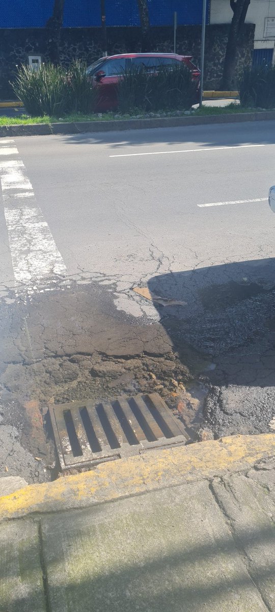 Fuga de agua. @SacmexCDMX <a href="/TlalpanAl/">Alcaldía Tlalpan</a> camino a sta Teresa 950, entre Guerrero y Periférico, junto a parque Ludico Macondo
