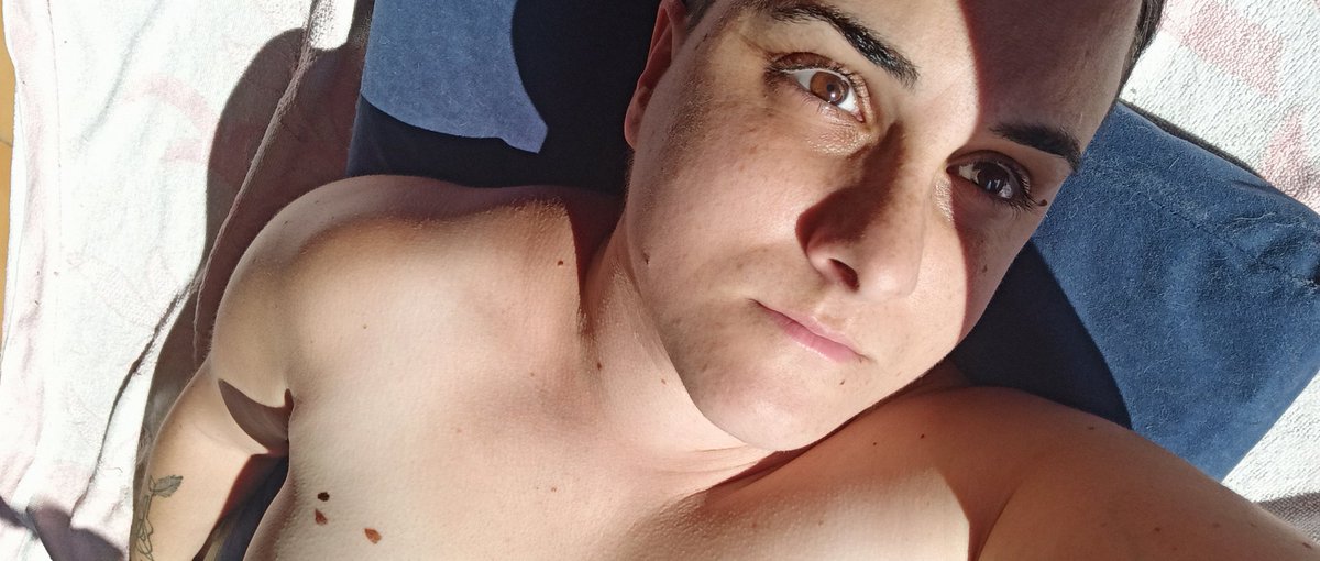 Goizti's tweet photo. I am #queer and I am beautiful. 
I am, I am, I am.
.
.

«I took a deep breath and listened to the old brag of my heart: I am, I am, I am.» The Bell Jar, Sylvia Plath. 
.
.
#Queerness is #beauty.

#nonbinary #nonbinarybodies https://t.co/VwQLxzlec3