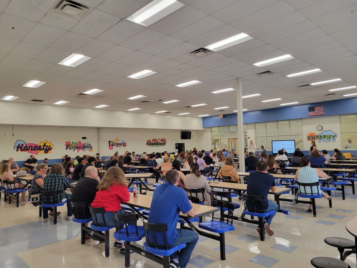KCSELAhgreen's tweet photo. A great morning of @kcs_virtualhigh orientation for families! #virtuallyTheBest

#communityinvolvement #meettheteacher #familiesfirst #studentcentered https://t.co/GmWEvyLBpy