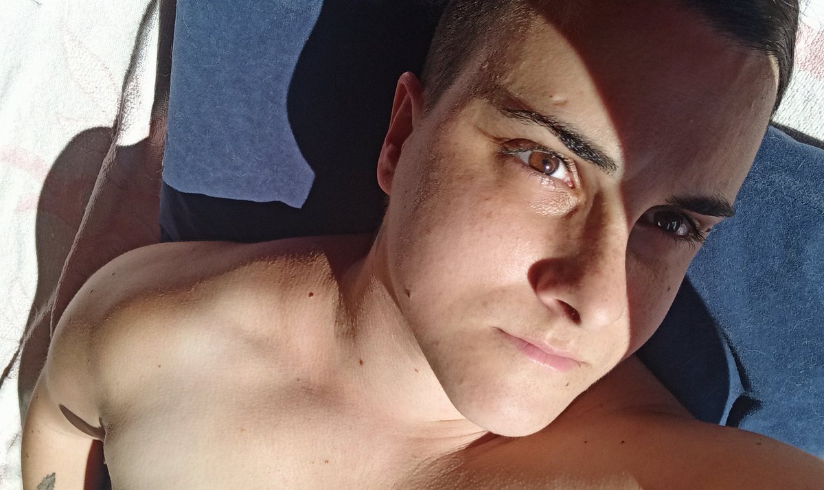 Goizti's tweet photo. I am #queer and I am beautiful. 
I am, I am, I am.
.
.

«I took a deep breath and listened to the old brag of my heart: I am, I am, I am.» The Bell Jar, Sylvia Plath. 
.
.
#Queerness is #beauty.

#nonbinary #nonbinarybodies https://t.co/VwQLxzlec3