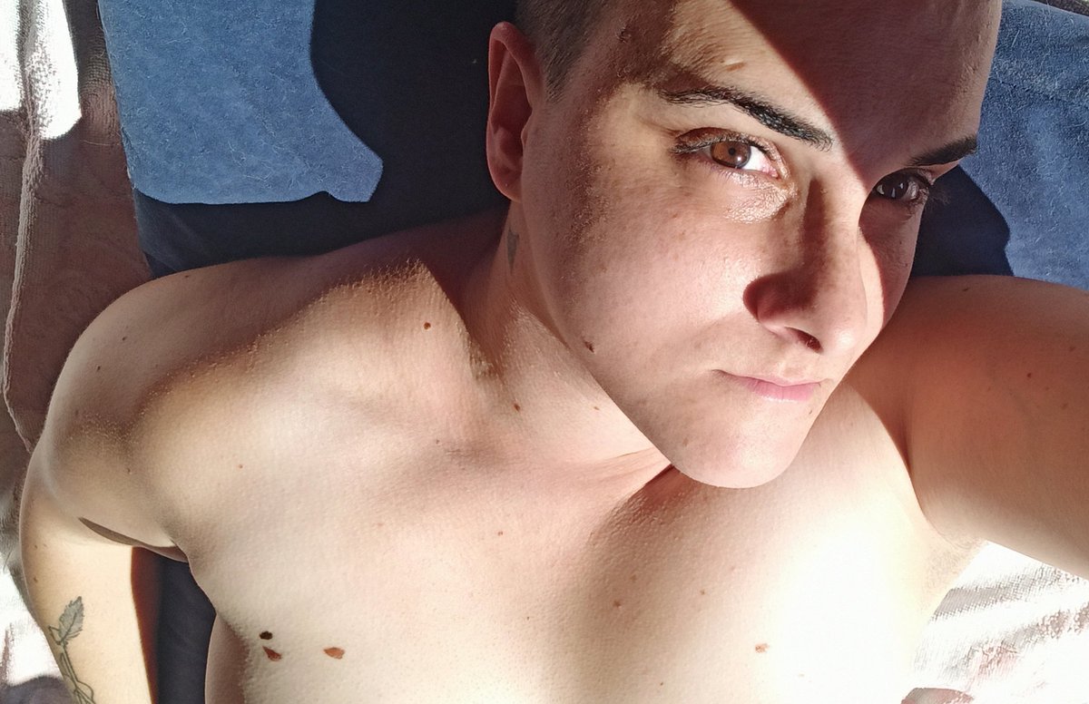 Goizti's tweet photo. I am #queer and I am beautiful. 
I am, I am, I am.
.
.

«I took a deep breath and listened to the old brag of my heart: I am, I am, I am.» The Bell Jar, Sylvia Plath. 
.
.
#Queerness is #beauty.

#nonbinary #nonbinarybodies https://t.co/VwQLxzlec3