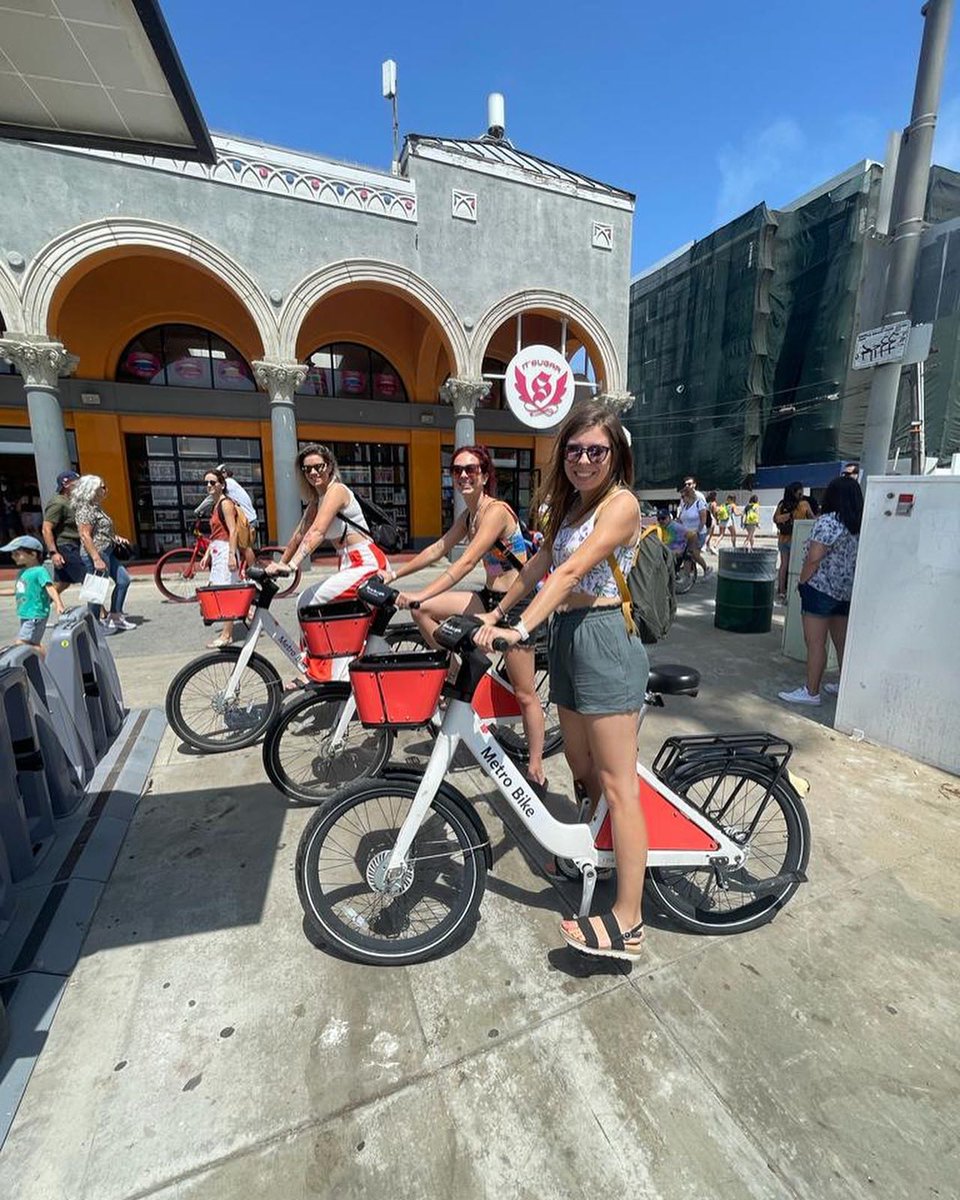 VeniceChamber's tweet photo. Have you really seen the sites in Venice if you haven't done it via bike? There's no better way to fully feel the beach vibe! If you haven't tried it, get out and explore. 🌴
📸 lenulik_lenulik

#venicebeach #ilovevenice #venicelocals #beachcommunities #veniceliving #venicelife https://t.co/cKPKLZW8nK