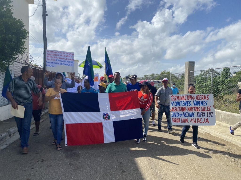 FALPOsfm's tweet photo. Comunidad de Madeja en San Francisco de Macorís, se moviliza en demanda de que las autoridades cumplan con sus reiteradas promesas de construcción de obras. 
El Gobierno del @PRM_Oficial y @luisabinader se ha caracterizado por prometer y no cumplir. @FALPOsfm @Felabeluasdsfm https://t.co/Xmw9N5OT4q