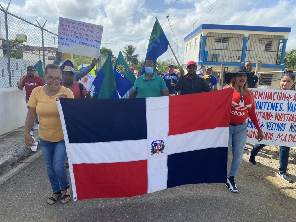 FALPOsfm's tweet photo. Comunidad de Madeja en San Francisco de Macorís, se moviliza en demanda de que las autoridades cumplan con sus reiteradas promesas de construcción de obras. 
El Gobierno del @PRM_Oficial y @luisabinader se ha caracterizado por prometer y no cumplir. @FALPOsfm @Felabeluasdsfm https://t.co/Xmw9N5OT4q