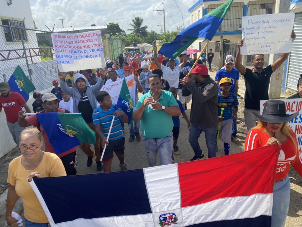 FALPOsfm's tweet photo. Comunidad de Madeja en San Francisco de Macorís, se moviliza en demanda de que las autoridades cumplan con sus reiteradas promesas de construcción de obras. 
El Gobierno del @PRM_Oficial y @luisabinader se ha caracterizado por prometer y no cumplir. @FALPOsfm @Felabeluasdsfm https://t.co/Xmw9N5OT4q