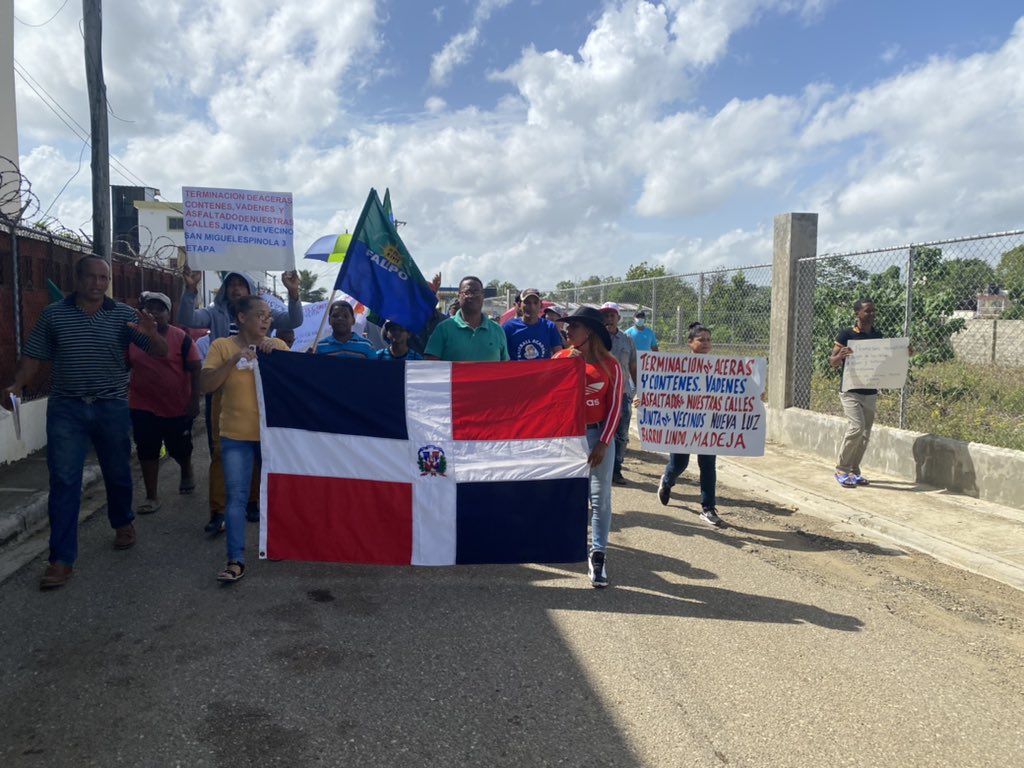 FALPOsfm's tweet photo. Comunidad de Madeja en San Francisco de Macorís, se moviliza en demanda de que las autoridades cumplan con sus reiteradas promesas de construcción de obras. 
El Gobierno del @PRM_Oficial y @luisabinader se ha caracterizado por prometer y no cumplir. @FALPOsfm @Felabeluasdsfm https://t.co/Xmw9N5OT4q