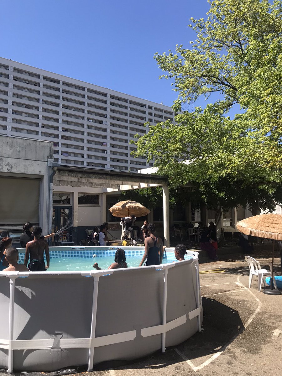 prefetrhone's tweet photo. Quand partir en vacances n'est pas toujours possible, #Quartiersdété fédère les habitants autour d'animations proposées au cœur des quartiers.
La préfète déléguée V. Nicoli s'est rendue à "#Duchère Plage" où 150 personnes profitent quotidiennement de ce programme ouvert à tous. https://t.co/BJ4VrlbICe