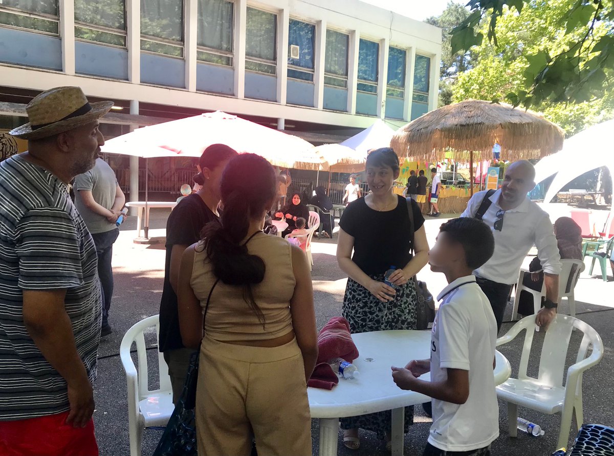 prefetrhone's tweet photo. Quand partir en vacances n'est pas toujours possible, #Quartiersdété fédère les habitants autour d'animations proposées au cœur des quartiers.
La préfète déléguée V. Nicoli s'est rendue à "#Duchère Plage" où 150 personnes profitent quotidiennement de ce programme ouvert à tous. https://t.co/BJ4VrlbICe