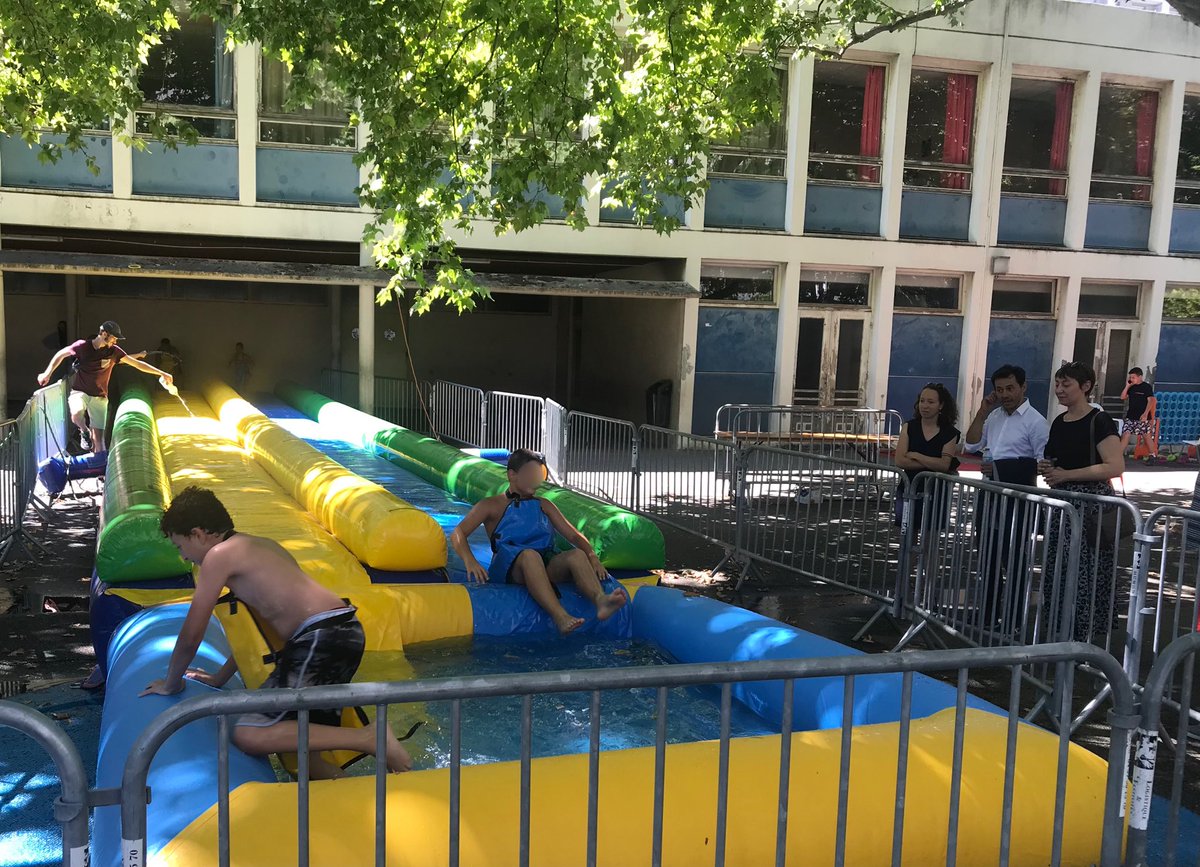 prefetrhone's tweet photo. Quand partir en vacances n'est pas toujours possible, #Quartiersdété fédère les habitants autour d'animations proposées au cœur des quartiers.
La préfète déléguée V. Nicoli s'est rendue à "#Duchère Plage" où 150 personnes profitent quotidiennement de ce programme ouvert à tous. https://t.co/BJ4VrlbICe