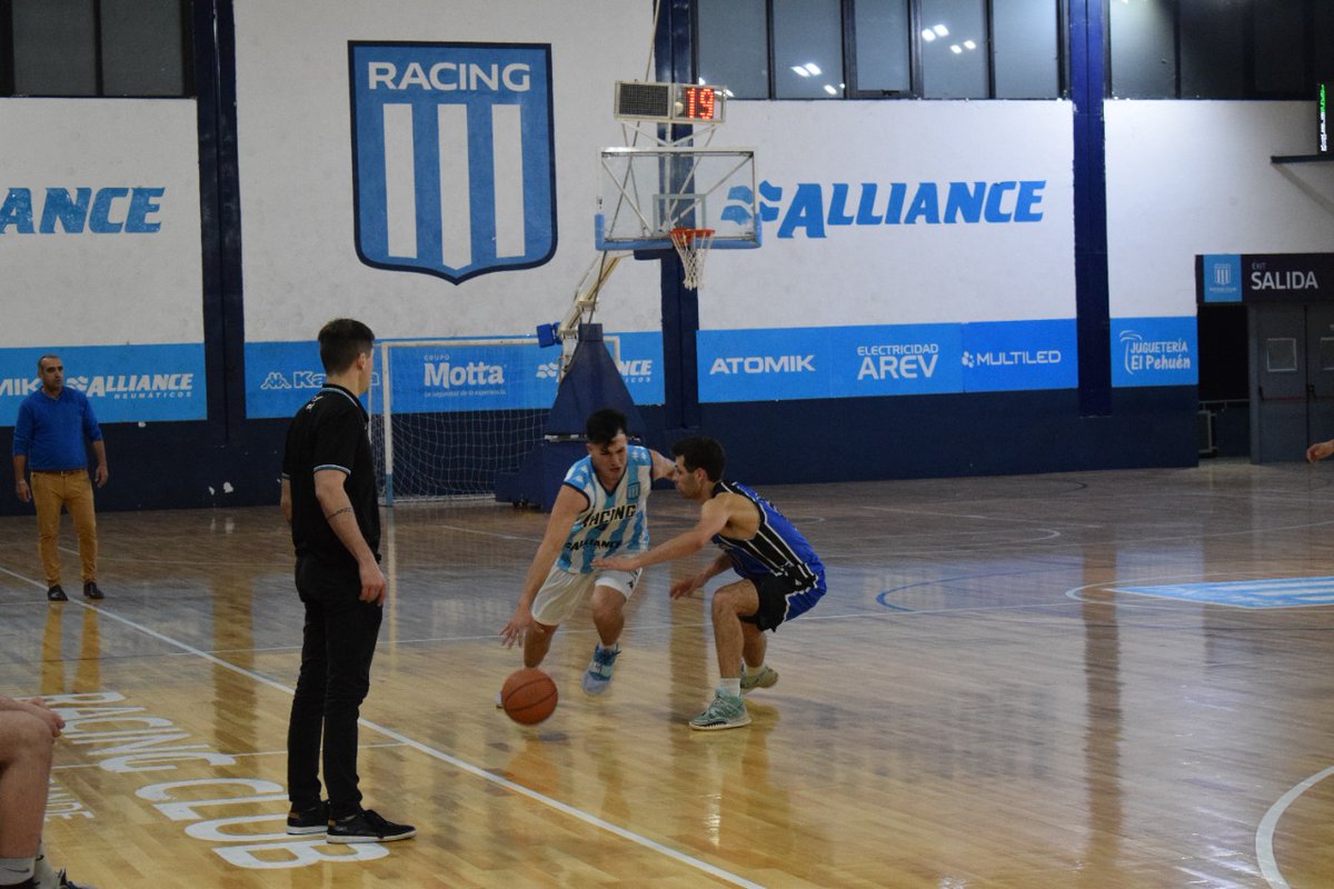 PickandRacing's tweet photo. 📷 Volvemos y les compartimos algunas postales de lo que fue el domingo en la victoria de @BasketRacing ante Boulogne en la lente de @Micaolloqui https://t.co/nt6YlwnLZB