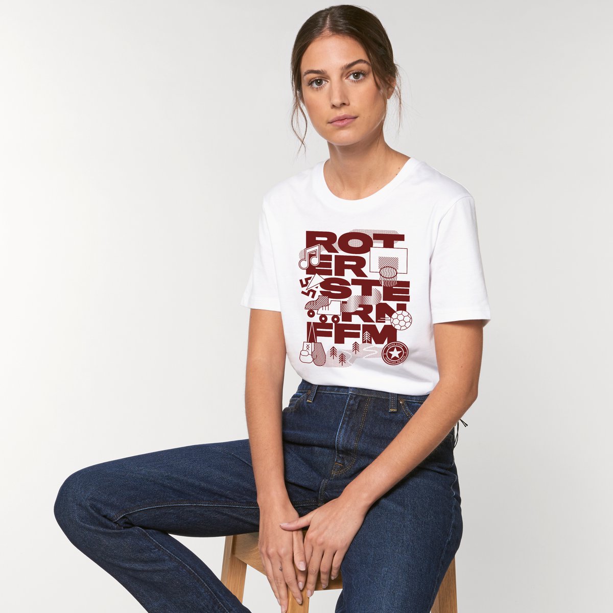 voice_design's tweet photo. Die neuen Shirts & Taschen des @RoterSternFfm sind fertig! #Vegan gedruckt auf #bio-#fair|en Textilien von Stanley Stella. Heute zeigen wir dir das "All Sports"-Motiv, Do. und Fr. gibt's die anderen Motive und am Sa. kannst du sie auf'm Sommerfest im #Klapperfeld kaufen!
#antifa https://t.co/Ozc2qxXgSx