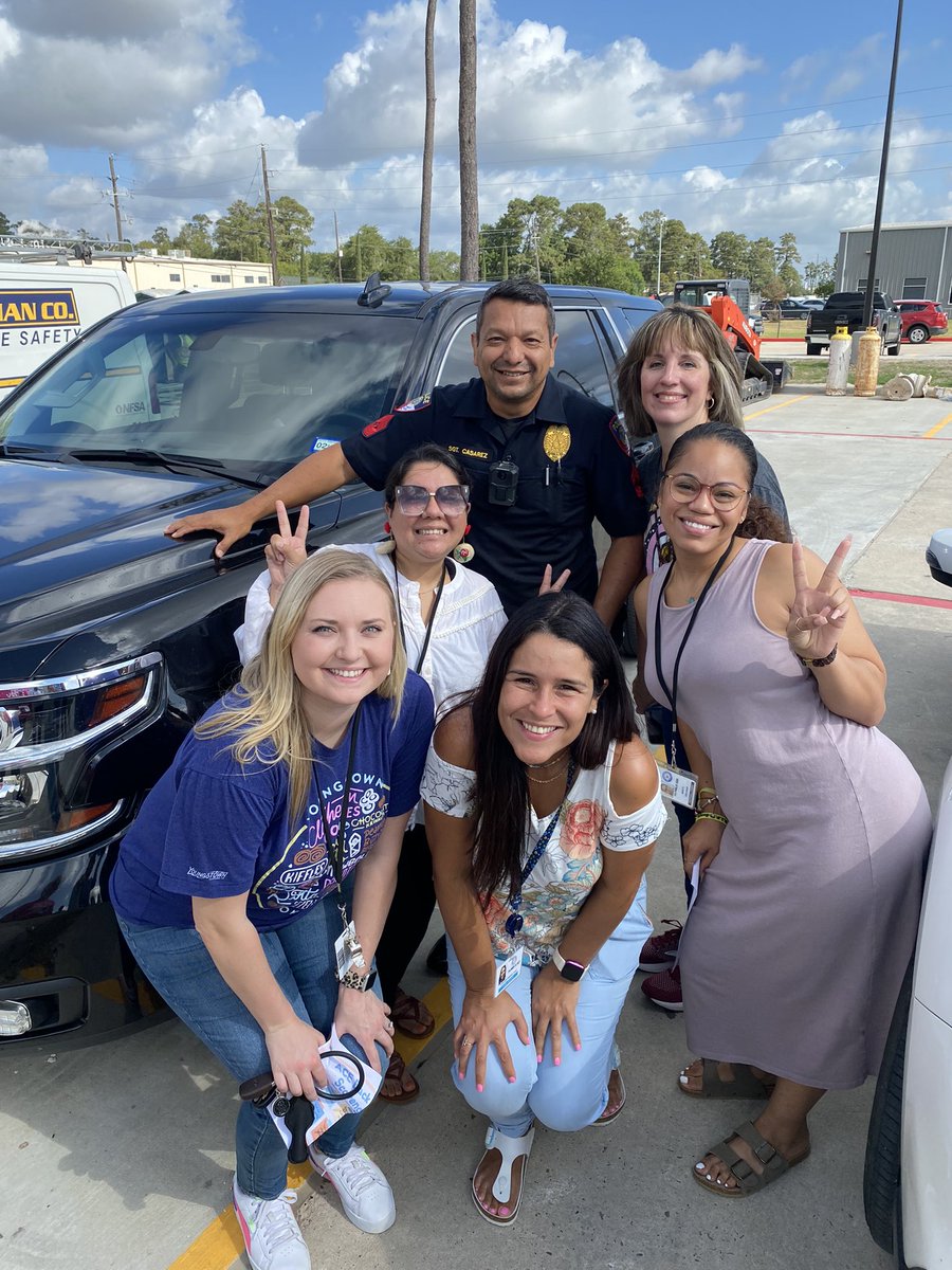 MrsGeegan's tweet photo. Team Scavenger Hunt! 💙🧡 #BlueJaysAreBack22 #Part1 #3rdGradeSquad #PreKSquad @HumbleISD_ACE @HumbleISD https://t.co/X8rbAbbbd3