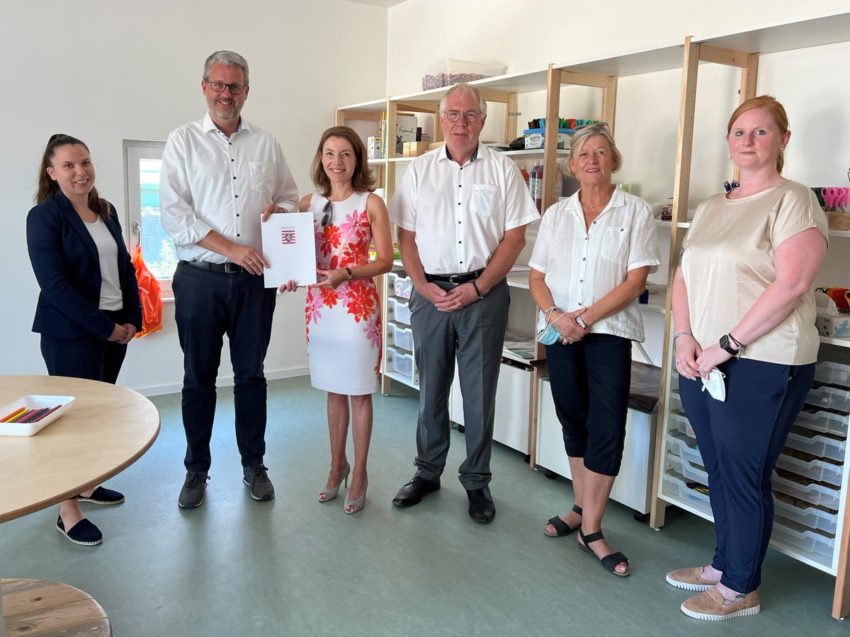 DigitalesHessen's tweet photo. Neue Kindertagesstätte mit Außenanlage und Sanierung Verwaltungsgebäude für die Stadt #Maintal im Main-Kinzig-Kreis . @PBurghardt überreicht Förderzusagen über 5,75 Mio. Euro an Bürgermeisterin Monika Böttcher. #Hessenkasse https://t.co/5ptVPYbBbg https://t.co/sTn2buZWb2