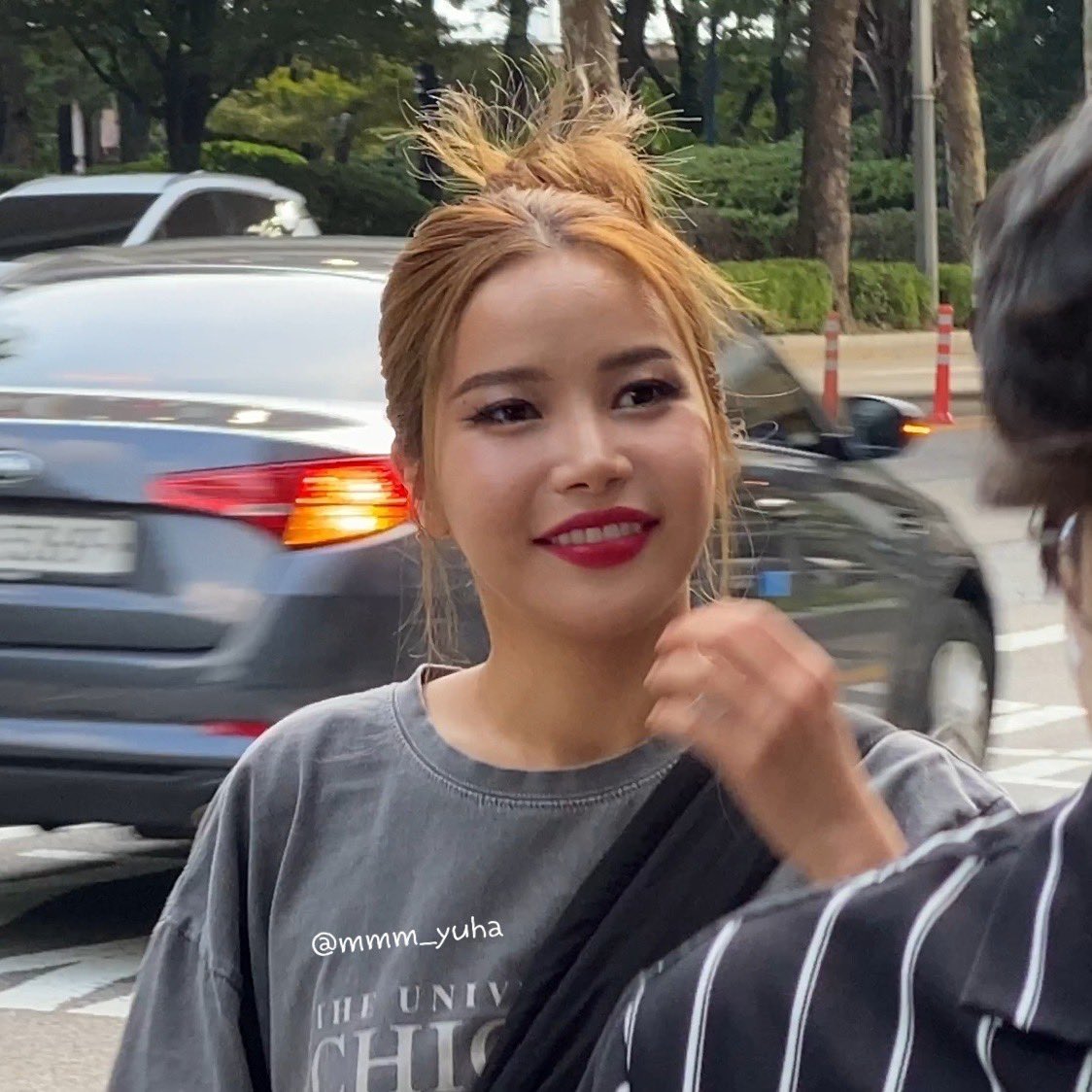 mmm_yuha's tweet photo. 220803 마타하리 솔라 퇴근길
왤케 예뻐 용????
화면보다 더 갸름해..
카메라가 용안을 제대로 못담아😭
그와중에 두상 열일.. 넘예뽀🥰 https://t.co/ynh1tcDBZB