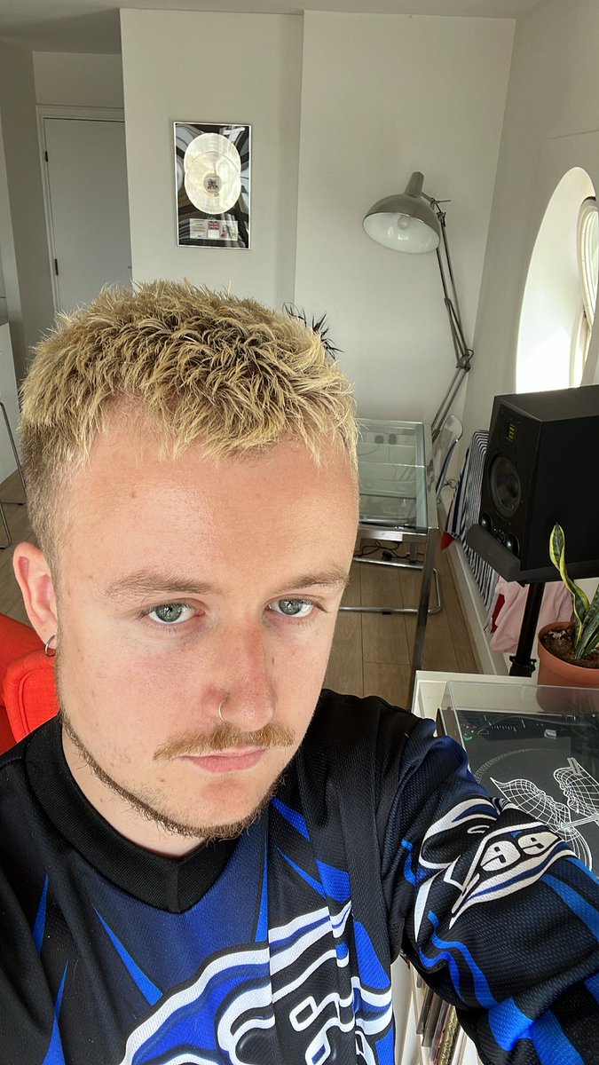 DuskusOfficial's tweet photo. omg i have a new song and tour coming all at the same time. see ya soon https://t.co/2KJoLxlWTB