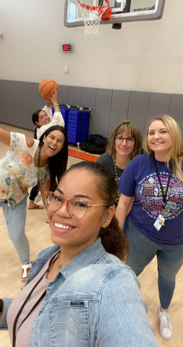 MrsGeegan's tweet photo. Team Scavenger Hunt! 💙🧡 #BlueJaysAreBack22 #Part2 #3rdGradeSquad #SpecialsTour @HumbleISD_ACE @HumbleISD @msjessalvarez https://t.co/Mbx3dX3wFQ