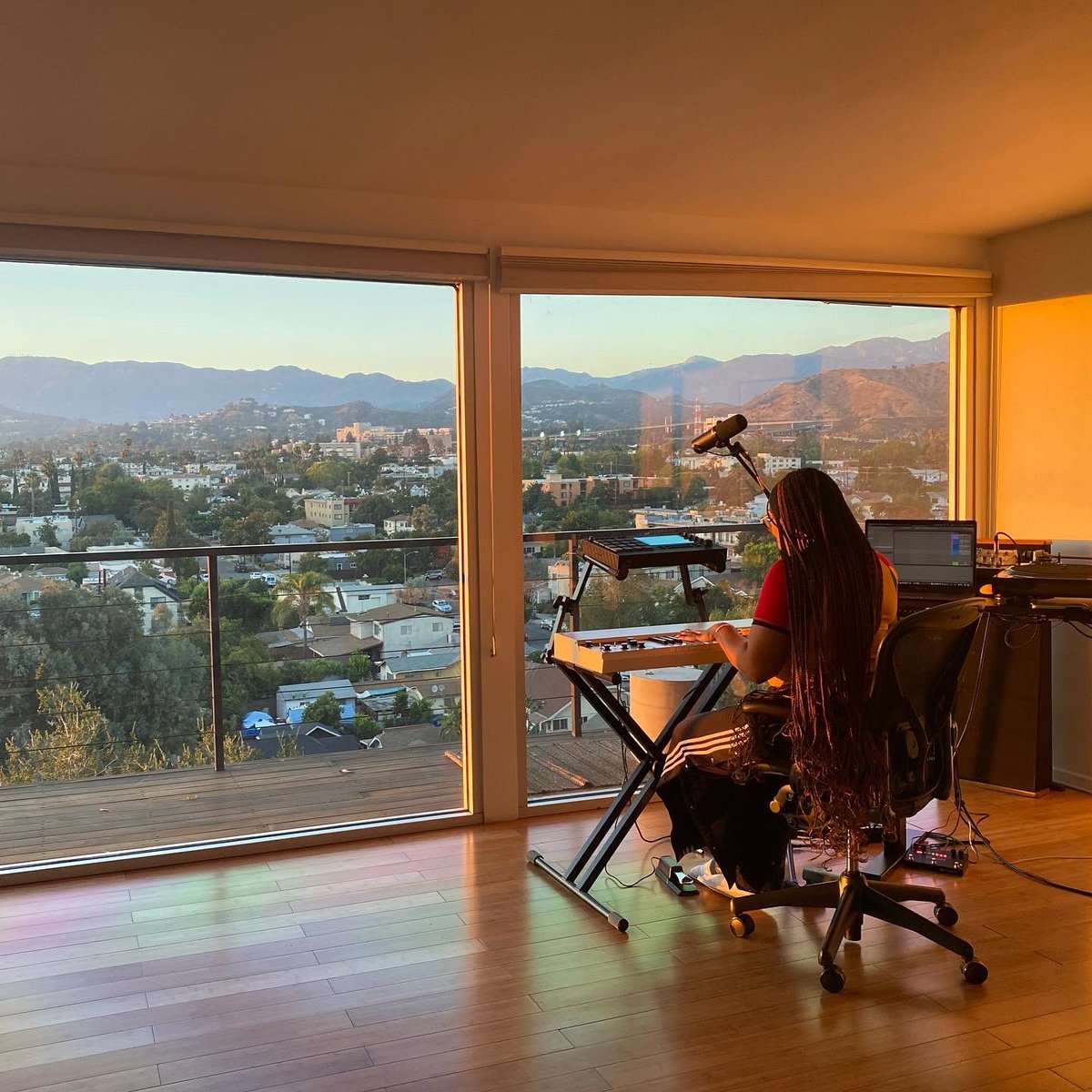 suziAnalog's tweet photo. x On my way to Los Angeles for a special show this Thursday with @TheRaedio x @sofarsounds ✌🏾 🥰 x #RaedioCreatorsProgram https://t.co/oIZZT2WWai