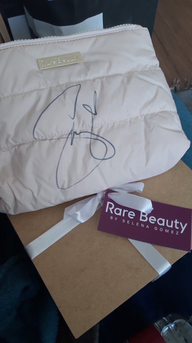 selenistic's tweet photo. Thank you so much for inviting me, @SelenaGomez @SelenaFanClub @rarebeauty ❤
I love you so much, I am so happy that I have got the opportunity to meet your amazing team and finally (!!!) buy the rare beauty products. Very grateful 💖 https://t.co/iWwTaB9VNH
