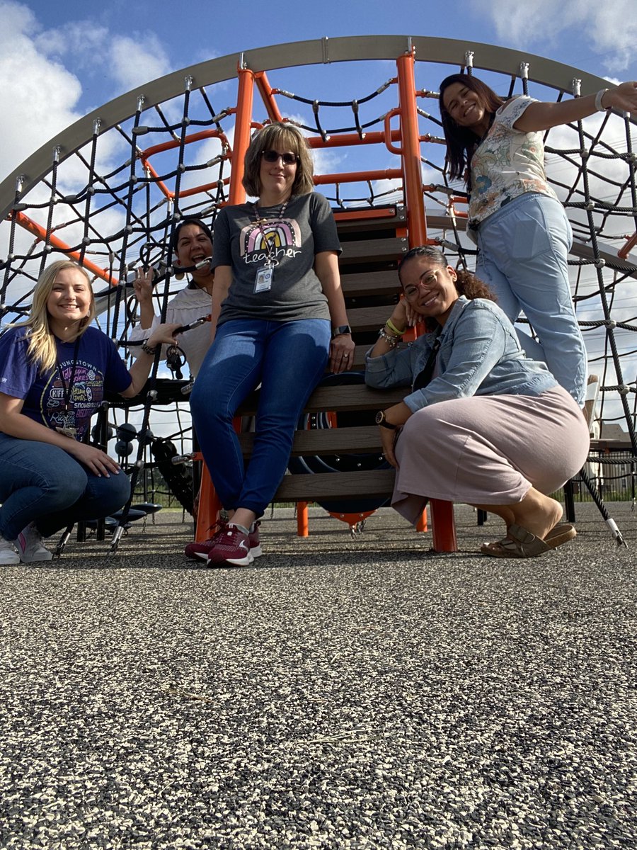 MrsGeegan's tweet photo. Team Scavenger Hunt! 💙🧡 #BlueJaysAreBack22 #Part3 #3rdGradeSquad #SpecialsTour @HumbleISD_ACE @HumbleISD https://t.co/guQSzGbFsH