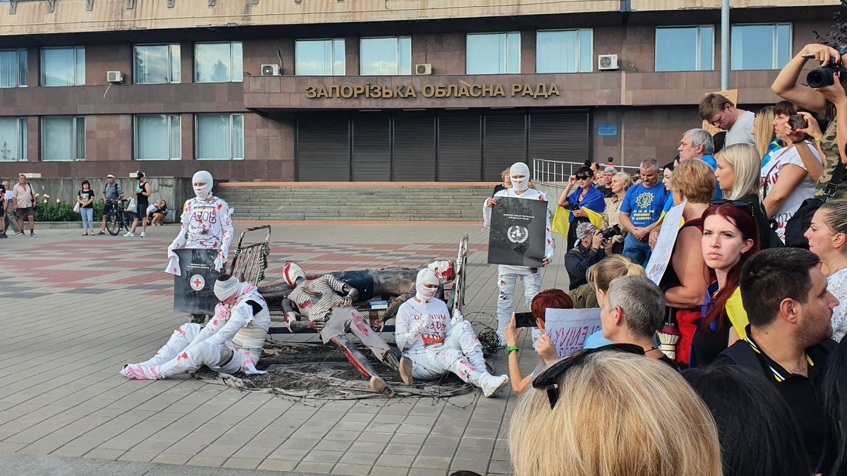 medbelka's tweet photo. Акція на підтримку захисників Маріуполя, перфоманс для наших політиків та організацій, які не ввели навіть траур після теракту в Оленівці 29.07.2022 @ICRC @UnitedNationsRU @ZelenskyyUa #saveMariupolDefenders #OlenivkaMassacre https://t.co/iDQILSclEt