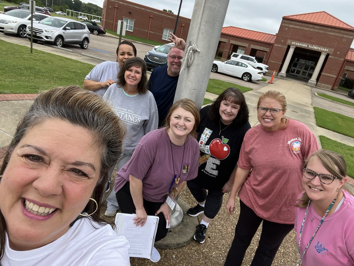 OES_Spotlight2's tweet photo. @DCS_Overpark #TeamDCS #OverparkMustangs https://t.co/fahzVzGk0A