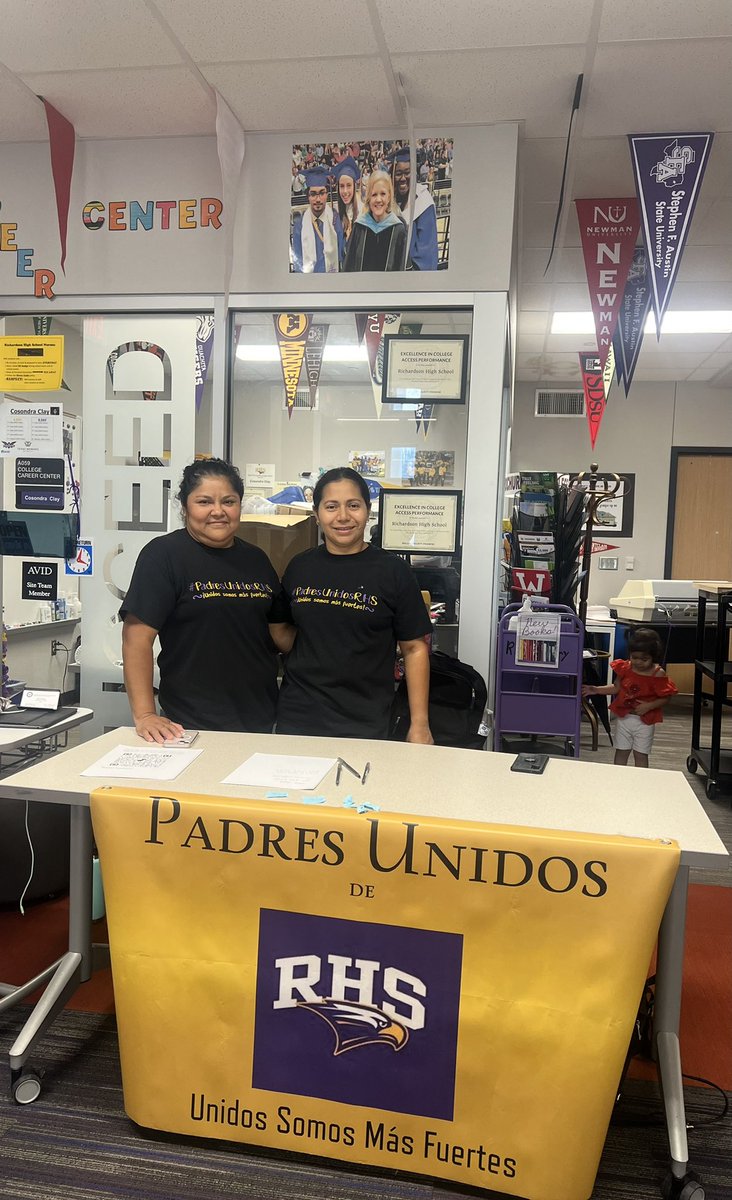 rhs_interv's tweet photo. Waiting for the Freshman to register! All day today! Come meet Lucero and Elizabeth of Padres Unidos! https://t.co/f2hgD4desZ