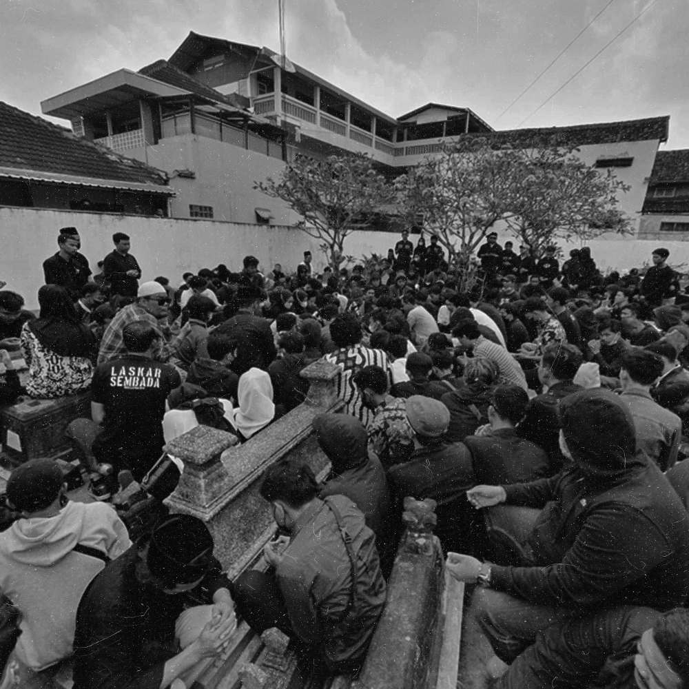 BCSxPSS_1976's tweet photo. Beristirahatlah dengan tenang, Tri Fajar Firmansyah. Serta keluarga besar diberi ketabahan dalam menjalani masa sulit 🙏

Terima kasih atas belasungkawa yg disampaikan kepada kami. Mari kita doakan almarhum bersama-sama. 

Sugeng tindak swargi langgeng, Mas. https://t.co/wYC76KT0aX