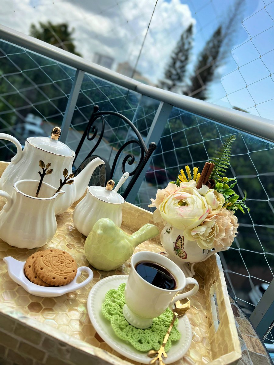 JelisseSoto's tweet photo. Dosis de vitamina D☀️ y café☕️ #Workingfromhomeperks🏡 https://t.co/W9t3M2LHEK