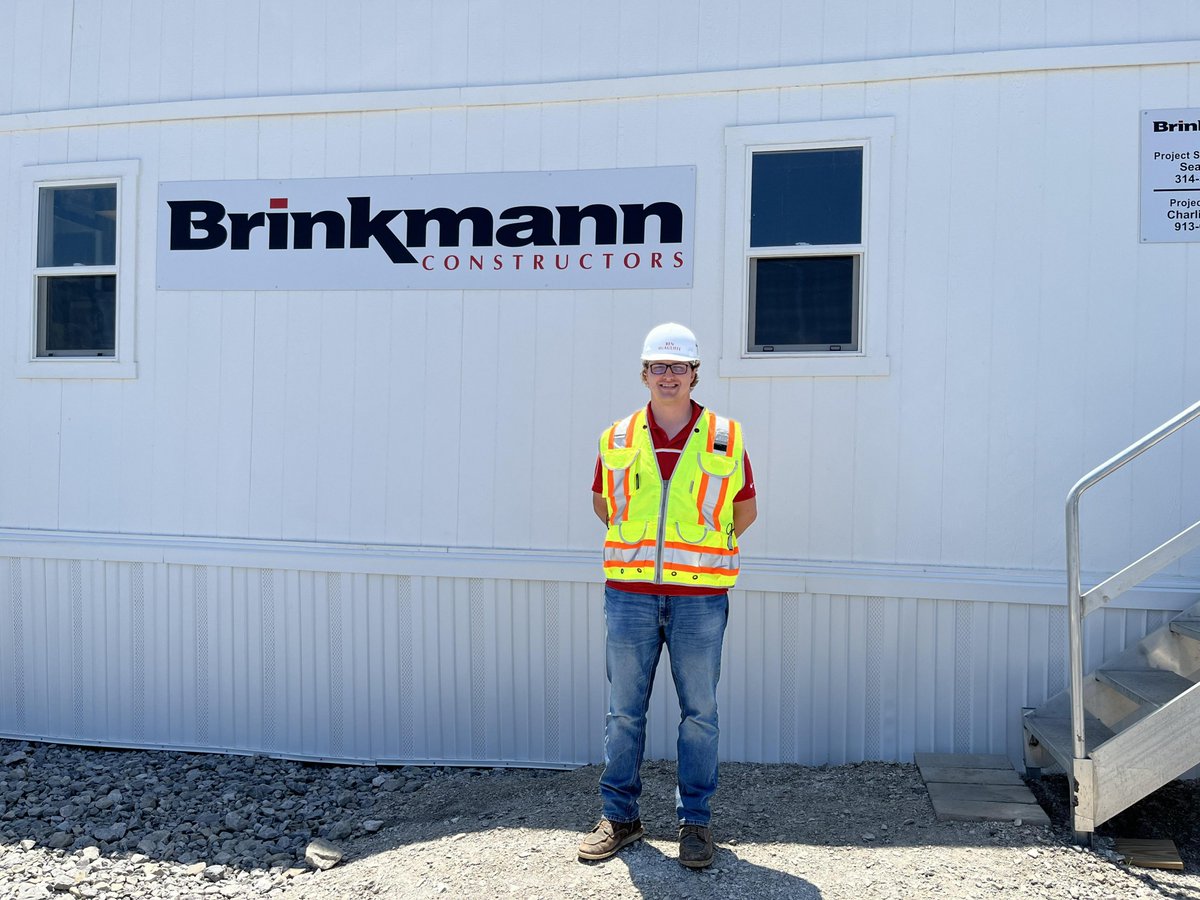 MSUCDPM's tweet photo. Ben M. is spending his summer internship working for @brinkmann_const in their Kansas City Office. His project is an amazing 570,000 SF industrial warehouse facility utilizing an alternative project delivery. #InternVisits #BuildYourFuture #BearBuilt https://t.co/FSMB7AZhAw