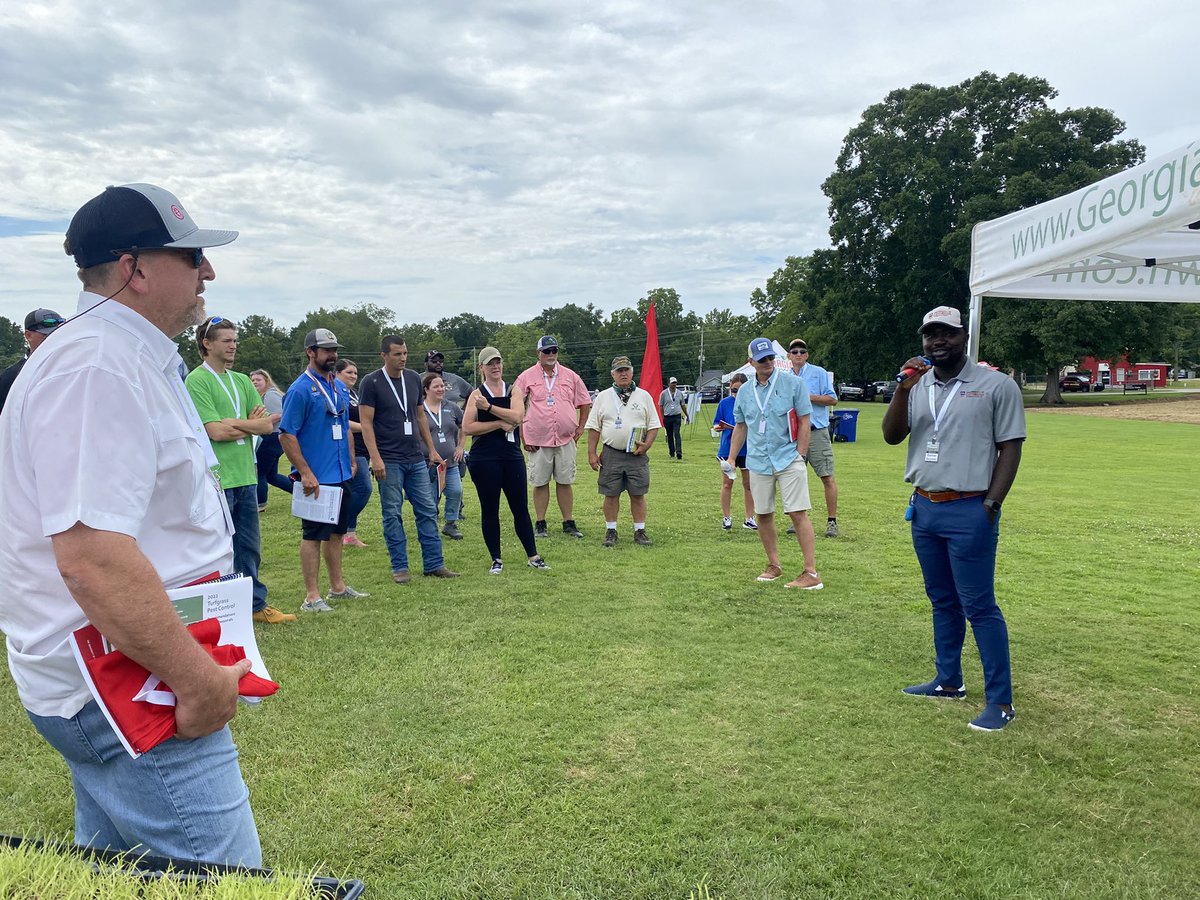GeorgiaTurf's tweet image. Centipede grass has a large amount of pollen that helps with bees and serves as an alternative food source. 8-10 days after mowing spiklets produce pollen that attracts bees #UGATurfFD22