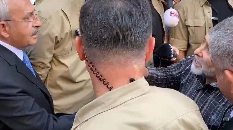 Kılıçdaroğlu, Erzurum’da yaşlı bir amcanın “HDP ile neden ittifak yapıyorsunuz?” sorusuna “Evet yapıyoruz, yoksa asla iktidar iddiamız olamaz..” diyemiyor da bilinen gerçeği inkar ediyor.

EY Kemal! HDP ile ittifak yapmasaydın CHP %24 oyla nasıl alacaktı belediyeleri?