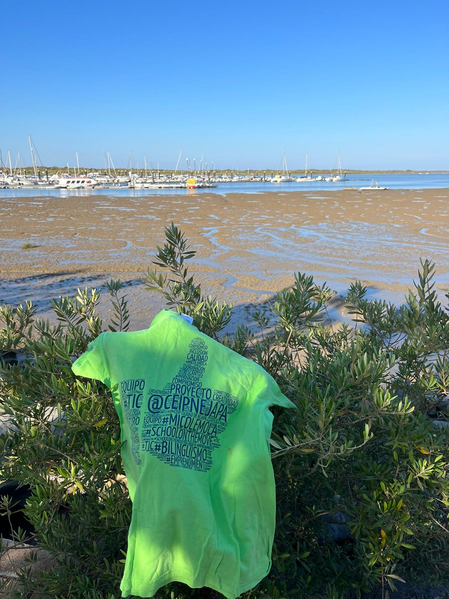 CEIPNEJAPA's tweet photo. Seguimos en la comunidad andaluza, ahora en El Rompido de #Huelva, puerto de la Marina y el faro.
#Nejapeando #camisetaviajera #Verano22 https://t.co/Y0OSyUUpII