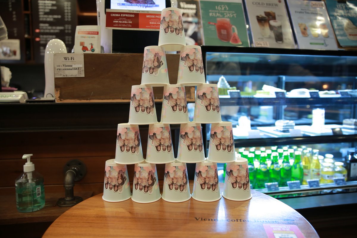 카페 실물의 일부입니다. 포토존을 마련하였으니 같이 사진 찍고 인증샷도 많이많이 남겨주세요. 📷

카페에 진열된 모든 물품은 만지지 말고 눈으로만 봐주시길 바랍니다. 👀