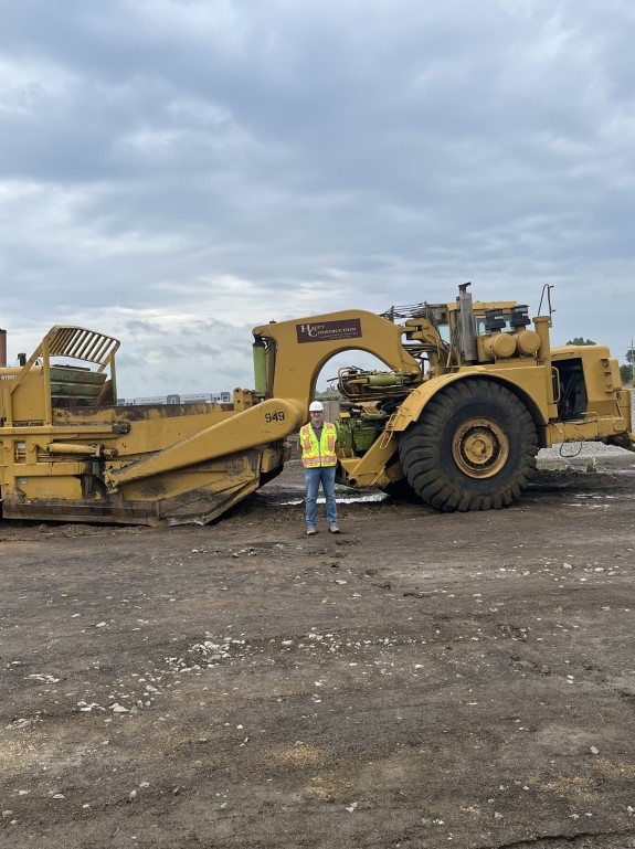 MSUCDPM's tweet photo. Ben M. is spending his summer internship working for @brinkmann_const in their Kansas City Office. His project is an amazing 570,000 SF industrial warehouse facility utilizing an alternative project delivery. #InternVisits #BuildYourFuture #BearBuilt https://t.co/FSMB7AZhAw