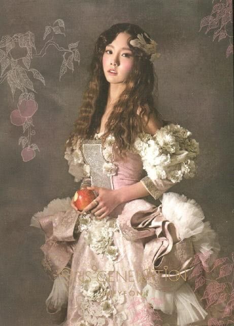 kirschyeon's tweet photo. fancy sleeves are a taeyeon thing 🌌 https://t.co/73ZQDbG3PJ