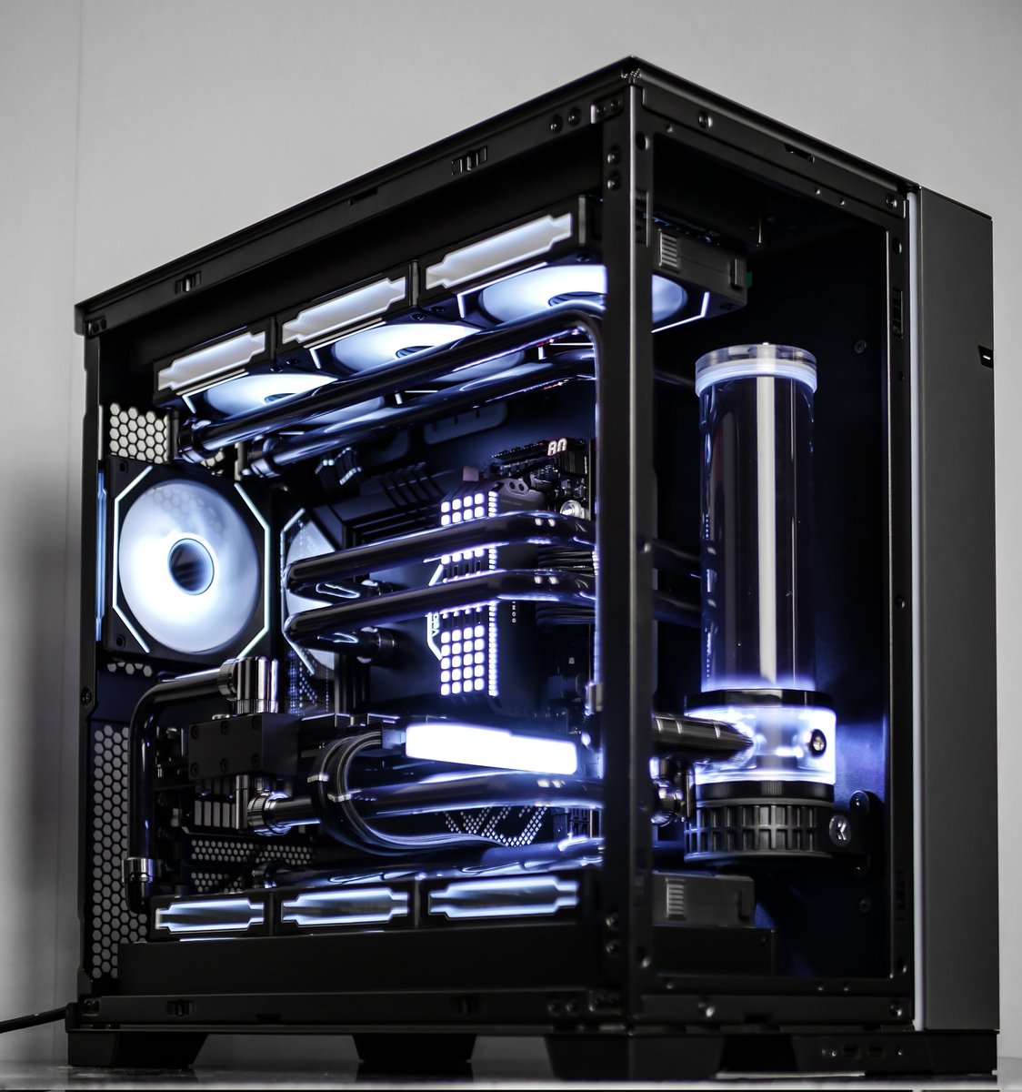 yereckt's tweet photo. De retour !! 

Beaucoup de contenue à vous partager prochainement !

▶️I9 12900k
▶️Asus Z690 Hero
▶️Dominator 6200mhz 64go
▶️RTX 3090 Tuf 
▶️Lian li SL120 Infinity
▶️Liquide sur mesure
▶️Watercooling custom EKWB 
▶️Lian li O11 Evo black
▶️2x2to Nvme samsung

Le RT est apprécié ❤️ https://t.co/Icv3iEiBBs