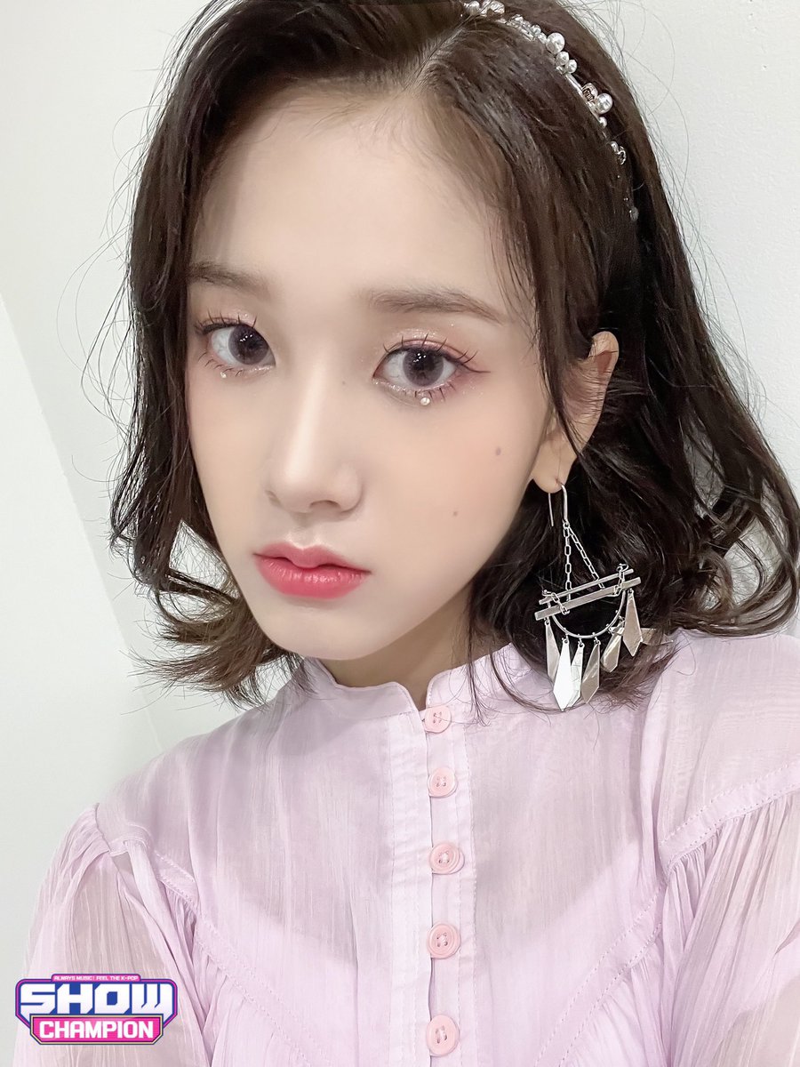 yeeunilla's tweet photo. This earring is bigger than my motivation to sing high notes. https://t.co/BdaYC7jbcD