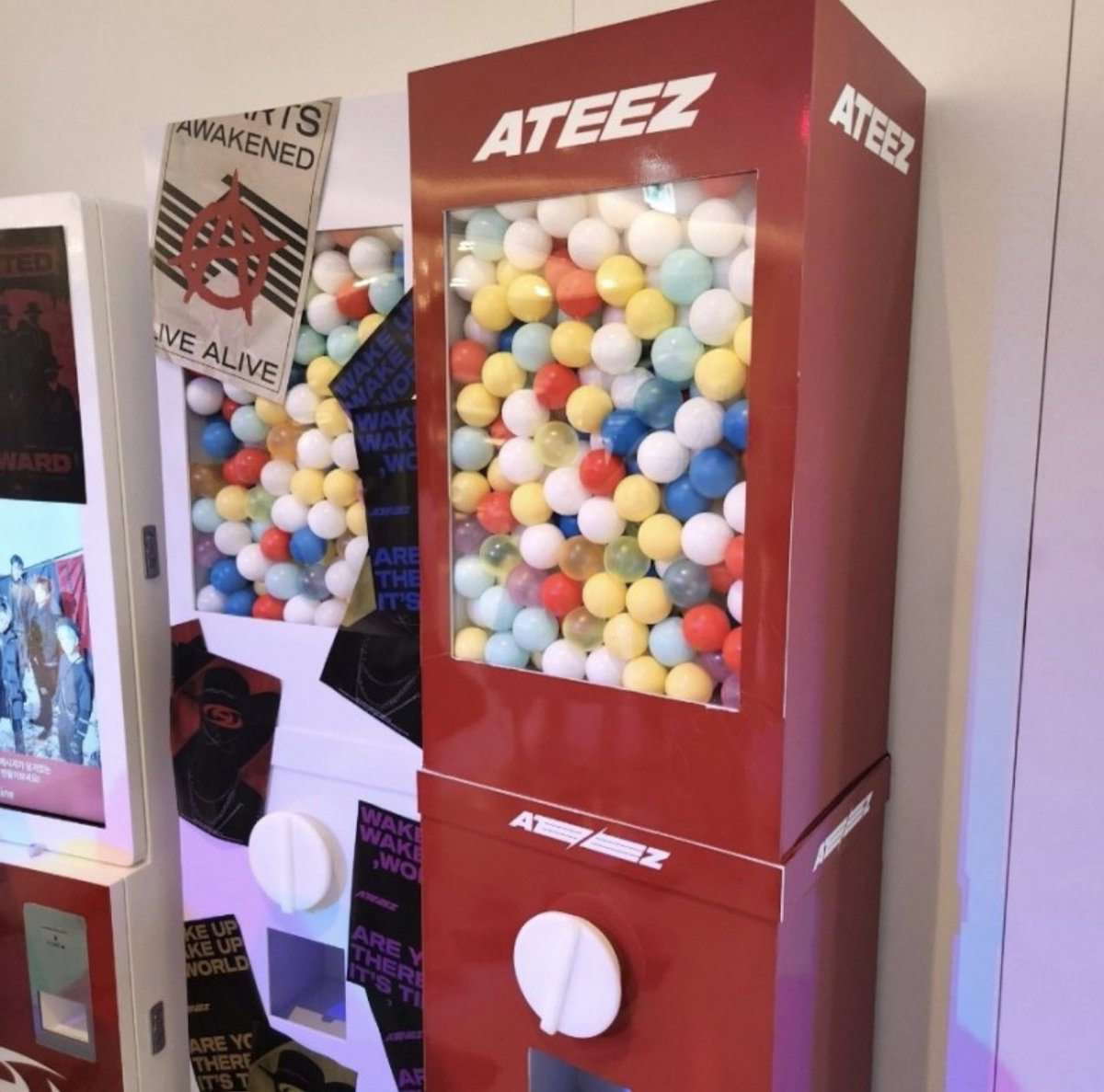 FanArcade_Korea's tweet photo. Omg! #ateez pop-up store tour shots are now uploaded at #FanArcade !!❤️
➡️ https://t.co/47th2LuYoG https://t.co/9fZKRjqYoK