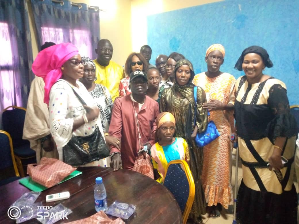 rsiggiljigeen's tweet photo. Comme les autres organisations bénéficiaires du projet de renforcement des capacités de vie courante des jeunes filles appuyé par @FJS ,la FSAPH  a déroulé sa session de plaidoyer le 15 juillet 2022  avec le  Maire de Guinaw Rail Sud. https://t.co/o4UtrjmxRA
