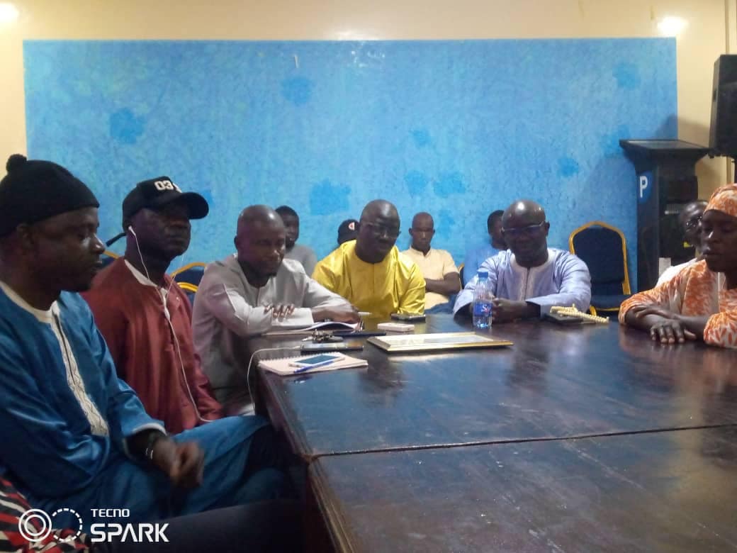 rsiggiljigeen's tweet photo. Comme les autres organisations bénéficiaires du projet de renforcement des capacités de vie courante des jeunes filles appuyé par @FJS ,la FSAPH  a déroulé sa session de plaidoyer le 15 juillet 2022  avec le  Maire de Guinaw Rail Sud. https://t.co/o4UtrjmxRA