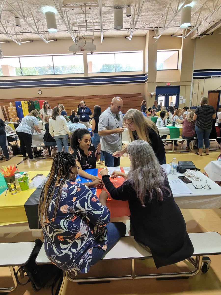 hesschick's tweet photo. #cisdfalconssoar
Collaboration at its finest! https://t.co/1lI97FThyi
