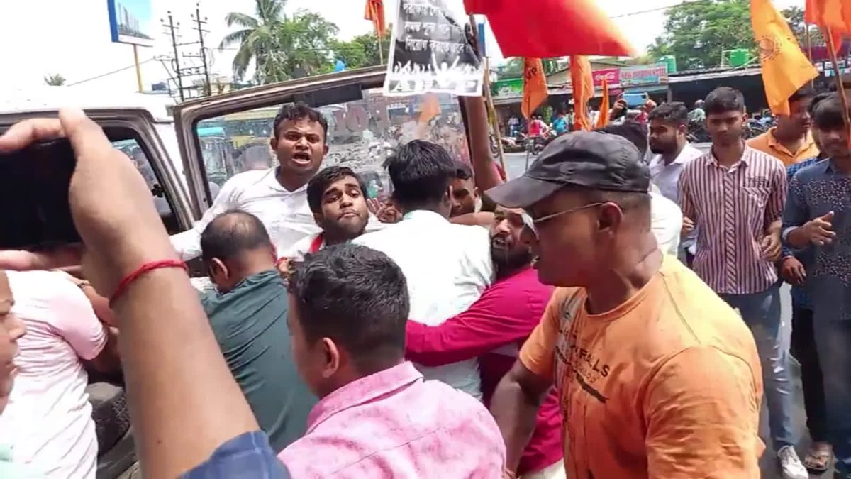 iBirajBiswas's tweet photo. Protesting for the Rights of students amounts to crime in Bengal 
Today ABVP undertook a massive protest against Corruption which was nurtured by the #Vice_Chancellor of NBU  FakePhD was granted to #partho for attending 2 class thereby which is a clear violation of UGC norms . https://t.co/WZ95iGIIiX
