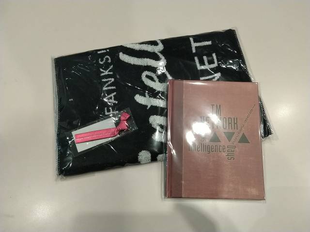 Rolan39508737's tweet photo. #TMNETWORK TOUR 2022 #FANKS intelligence Daysへ行ってきました！7年ぶりのライブ最高だったー！！#Rhythm_Red を再現したような #Memorymoog のプレイにテンション上がりまくり！#小室哲哉 さんに当たるライトの色も赤だったしね。そして曲名に「8月」が入る曲の生歌を初めて聴けて涙出た https://t.co/yJ5EeP43lX